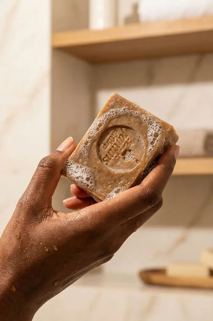 Savon visage bio nettoyant concombre et lait de riz main