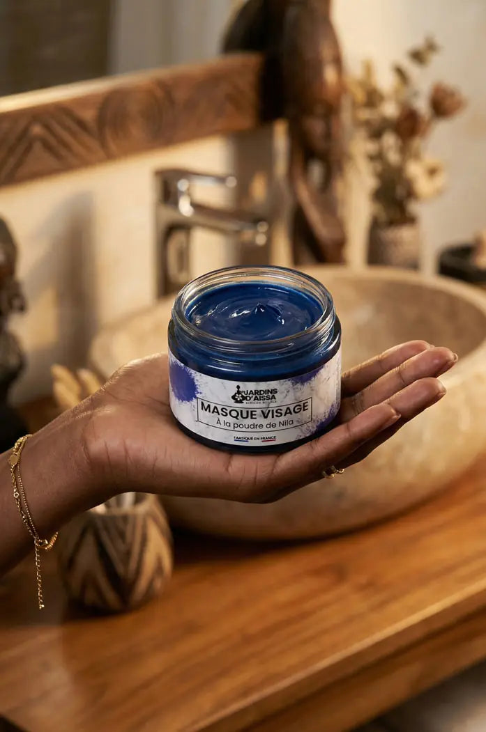 masque visage à la poudre de nila bio et naturelle les jardins d'aissa main