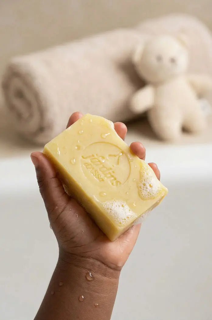Savon bio artisanal pour bébés et enfants les jardins d'aissa main