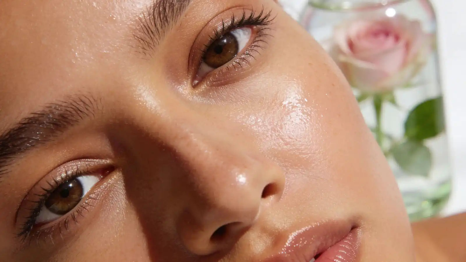 Eau de rose de Damas et peau grasse : est-ce vraiment efficace contre les pores dilatés ?