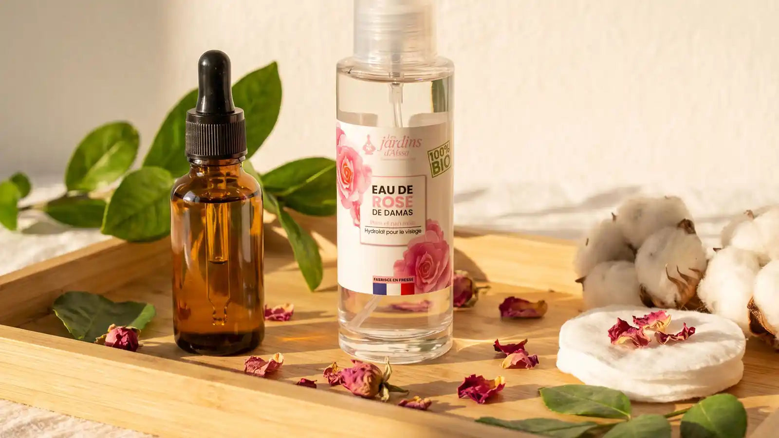 Eau de rose de Damas dans votre routine beauté naturelle : le guide d'intégration