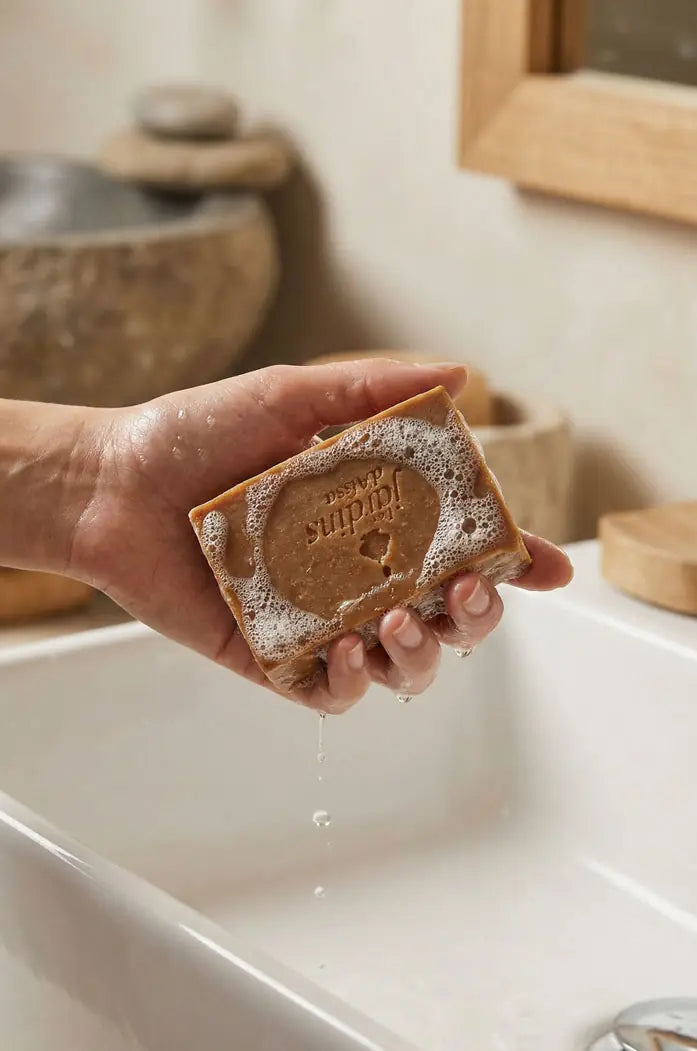 savon illuminateur à la carotte les jardins d'aissa main