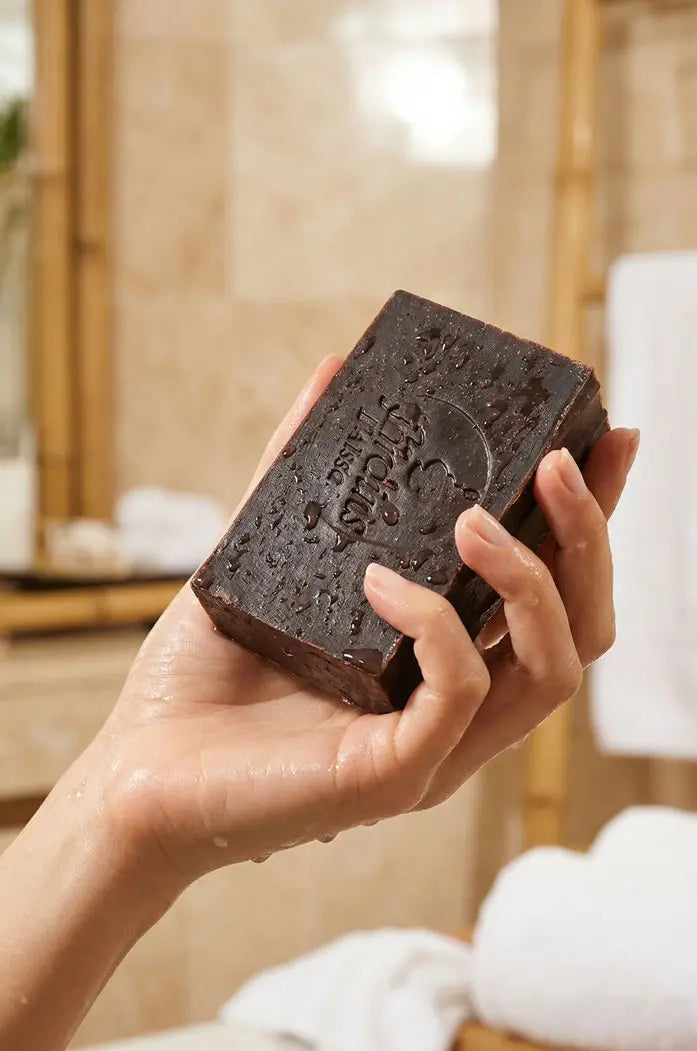 Savon solide bio Rihanna au cacao les jardins d'aissa main