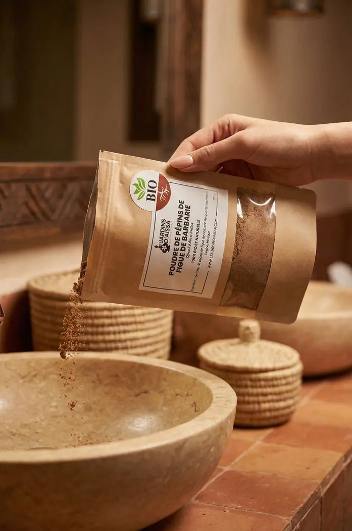 Poudre de pépins de figue de barbarie bio main 2